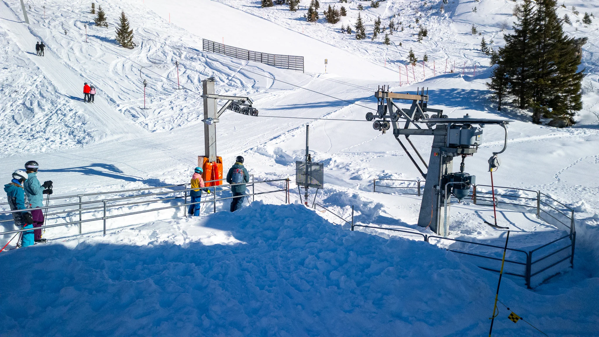 Ein Bügellift mit der Seilbahnsteuerung von Tscharner auf dem Rothorn Lenzerheide