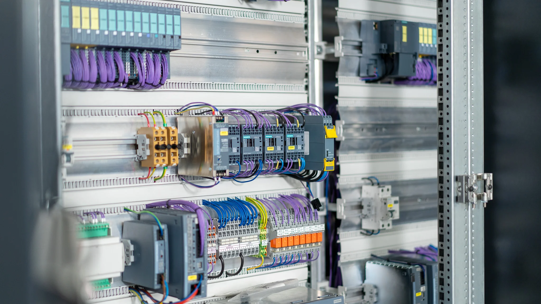 Ein fertig zusammengebauter Seilbahnsteuerungskasten für den Versand bereit