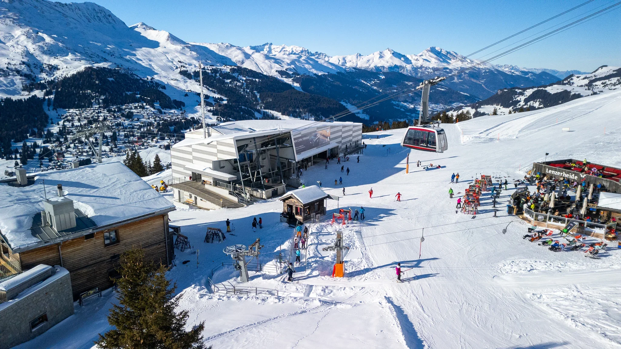 Die Bergstation auf dem Rothorn Lenzerheide mit der schönen Winterlandschaft