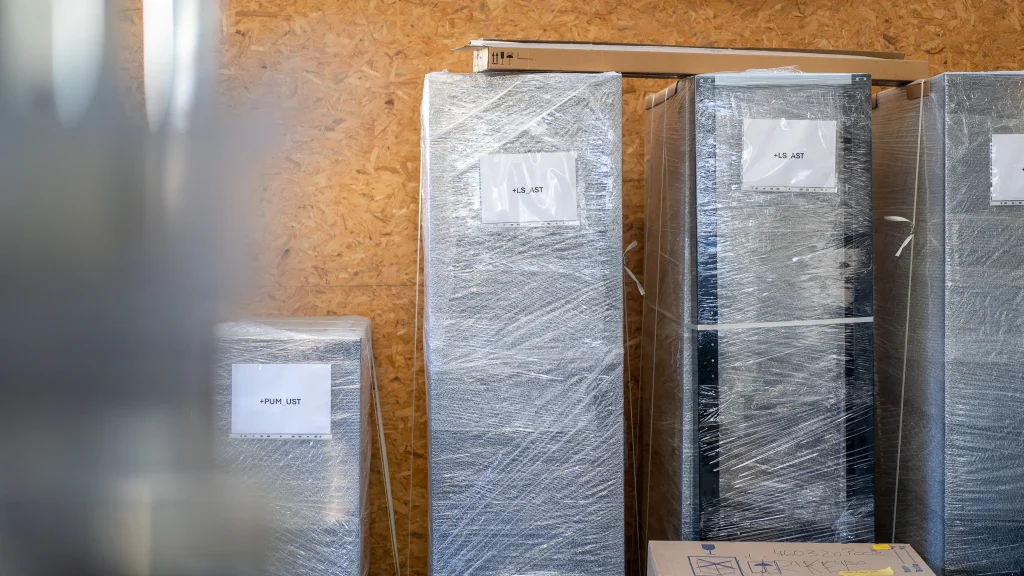Die fertig zusammengebauten Steuerungskasten stehen zur Abholung und Lieferung bereit