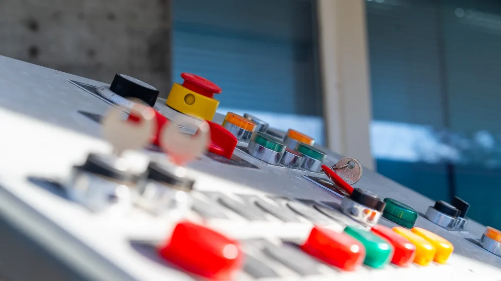 Eine Steuerungsanlage bei Tscharner Seilbahnsteuerungen mit diversen Funktionstasten