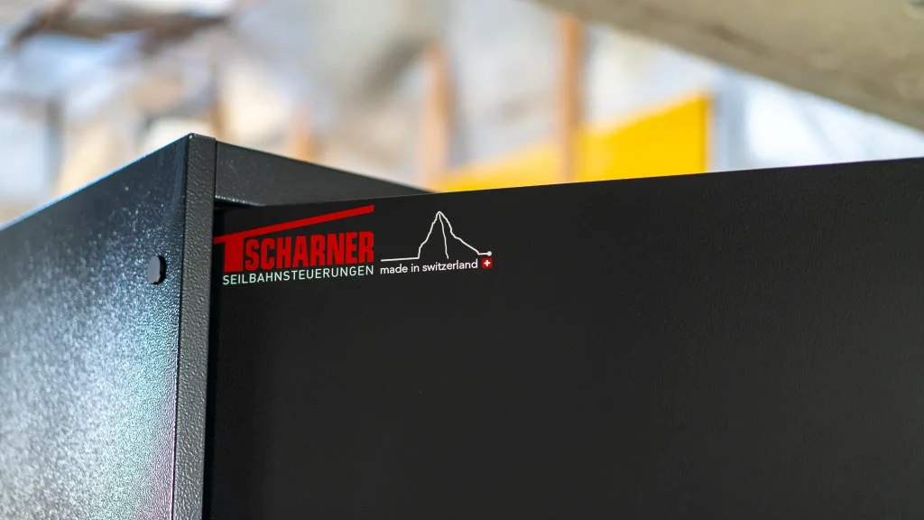 Ein Steuerungskasten von Tscharner Seilbahnsteuerungen mit dem Logo